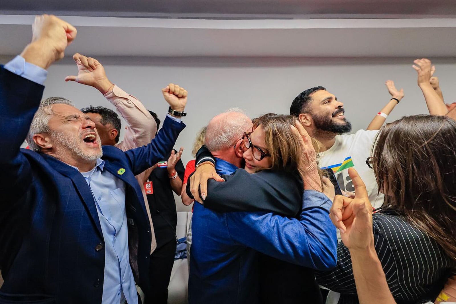 Lula comemora a vitória eleitoral com apoiadores.