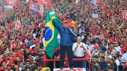 Lula discursa em ato de campanha com a bandeira do Brasil. Foto de arquivo.
