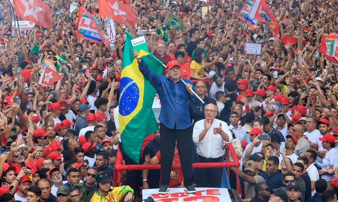 Lula discursa em ato de campanha com a bandeira do Brasil. Foto de arquivo.