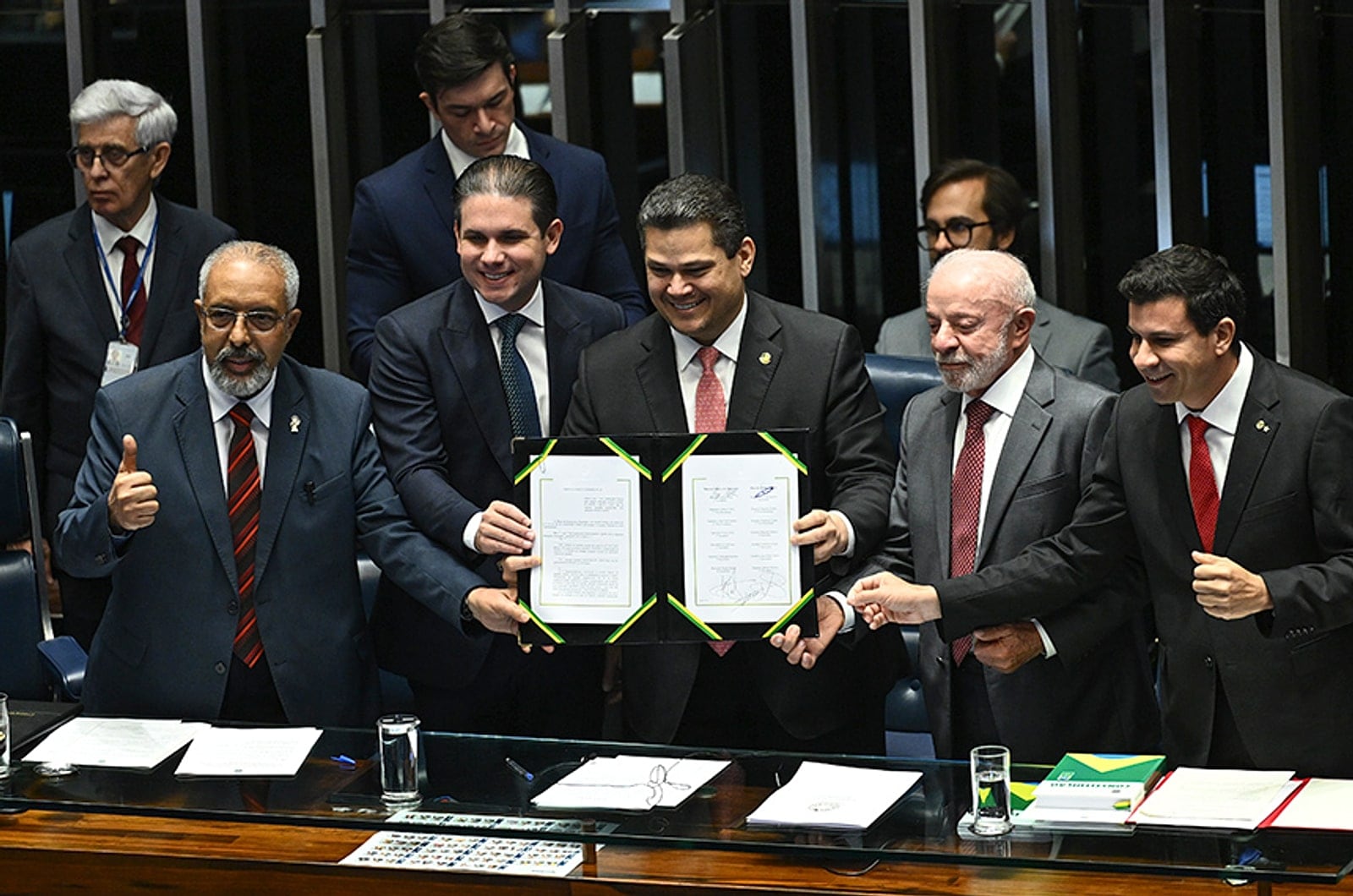 Autoridades do Congresso Nacional seguram o documento da emenda que põe fim à escala 6x1, durante a promulgação em sessão solene.