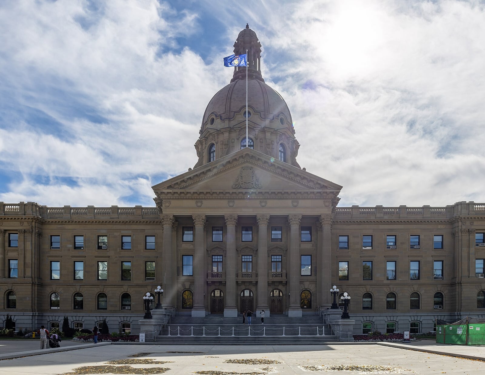 Fachada da Legislatura de Alberta, em Edmonton, com a bandeira da província hasteada sobre a cúpula.