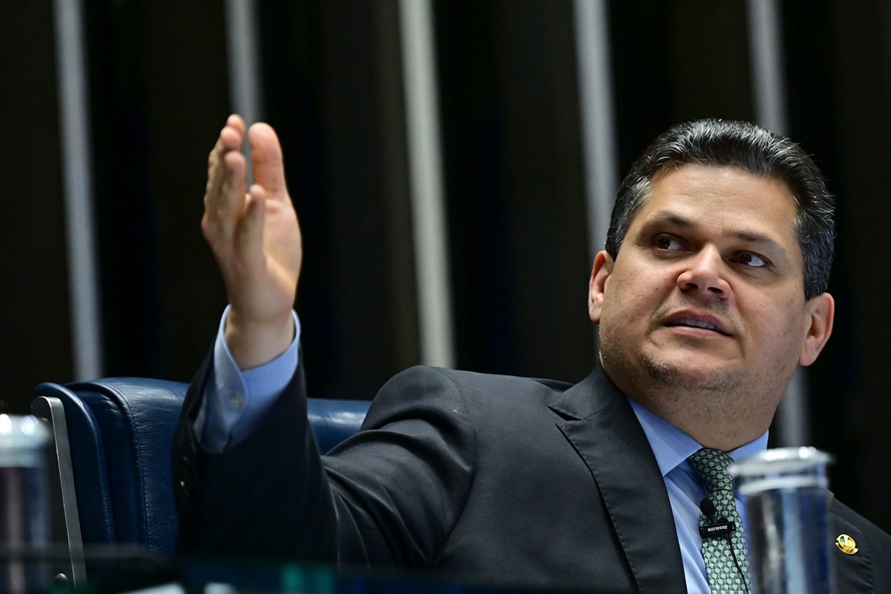 O presidente do Senado, Davi Alcolumbre, gesticula durante sessão do Plenário, onde a PEC da Segurança Pública foi retirada da pauta.