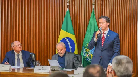 Lula participa de reunião institucional no Palácio do Planalto com autoridades dos Poderes.