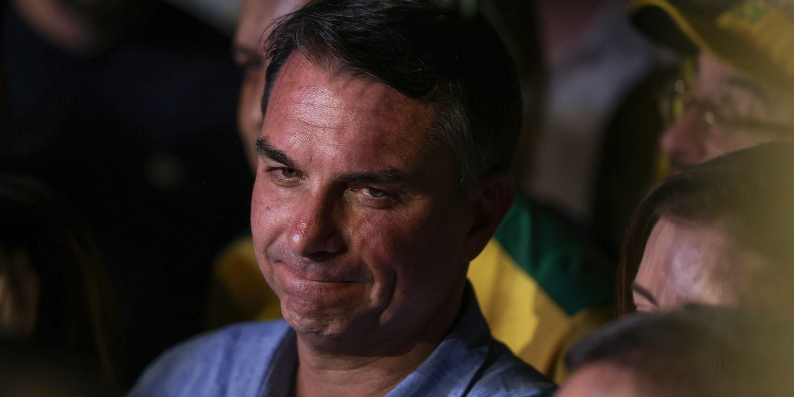 Flávio Bolsonaro, citado em matéria sobre aliados que defendem o resultado das urnas após a carta.