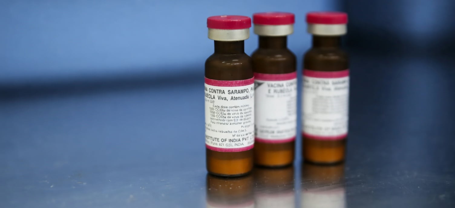 Frascos da vacina tríplice viral, que protege contra sarampo, caxumba e rubéola, disponível gratuitamente no SUS.