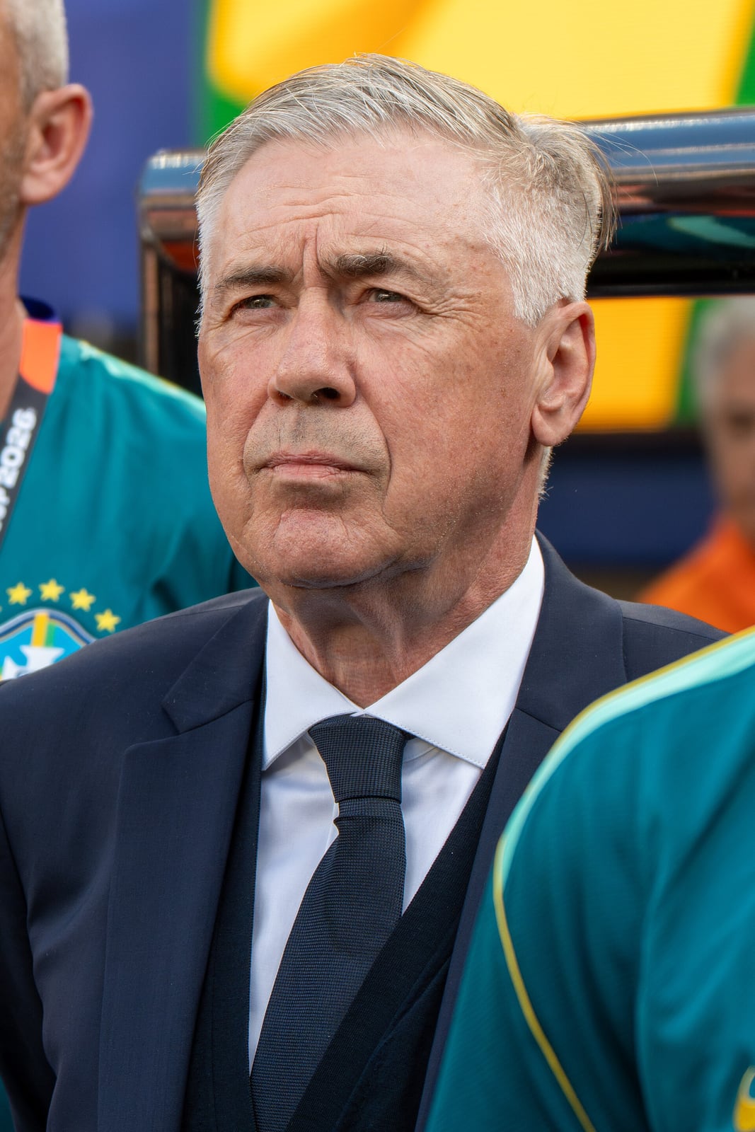 Carlo Ancelotti na beira do campo em jogo da Seleção Brasileira contra Marrocos.