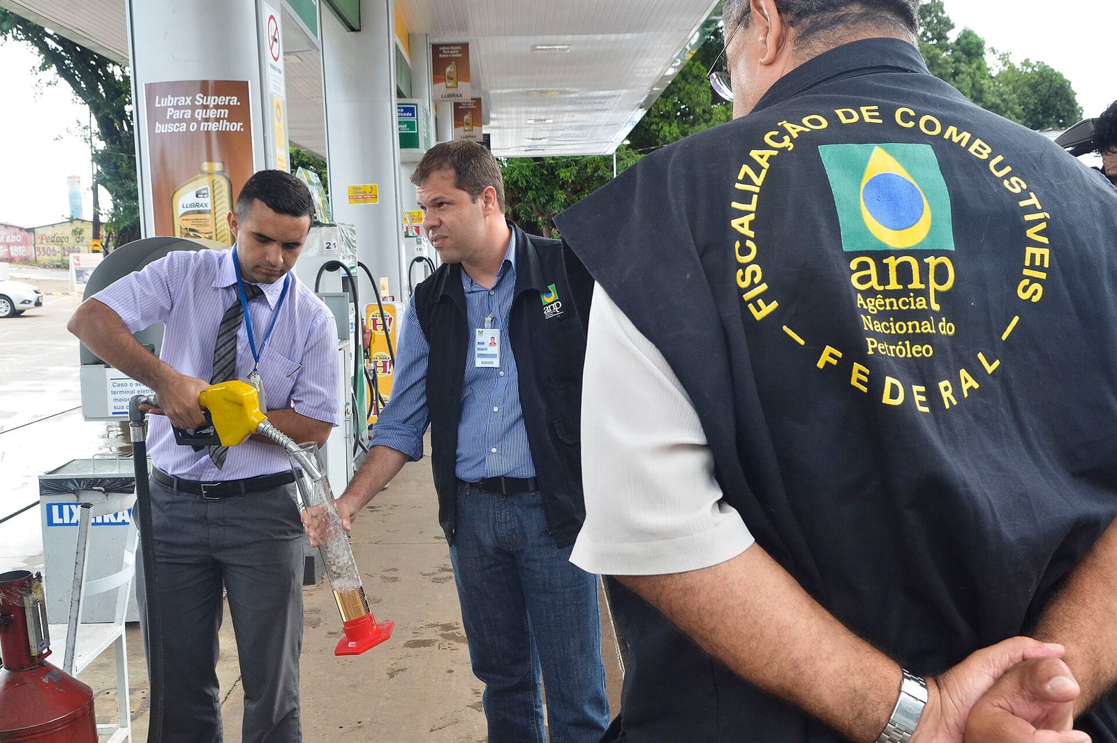 Fiscalização da ANP verifica combustível em posto de abastecimento (foto de arquivo, 2014).
