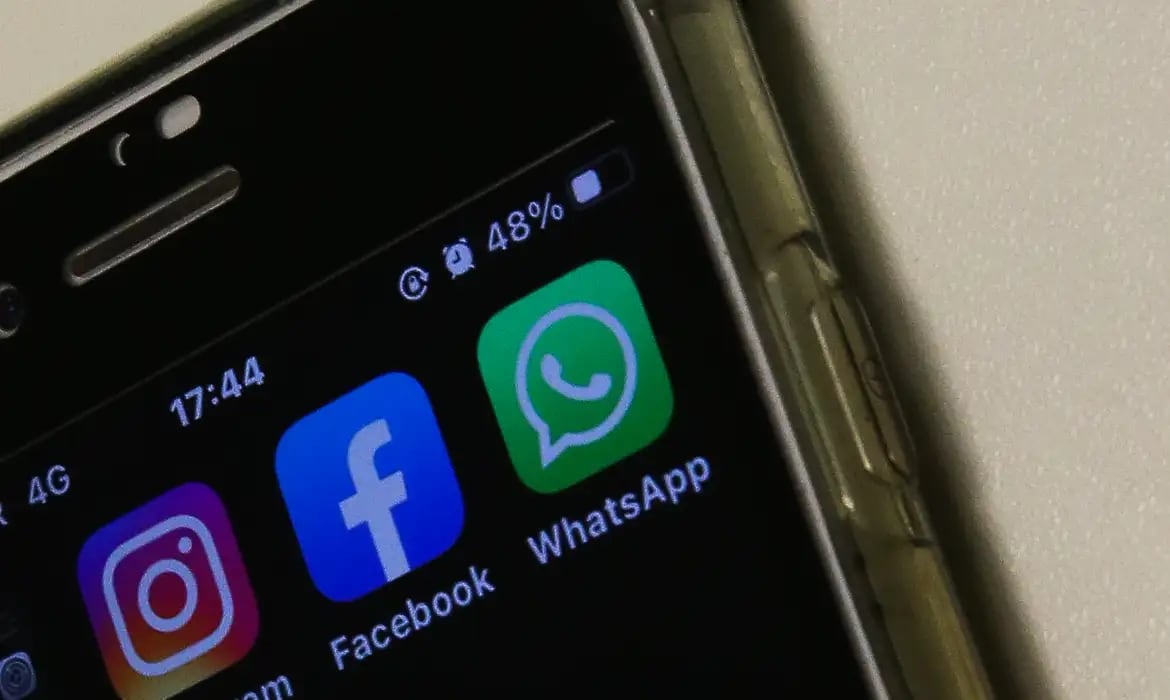 Aplicativos do Instagram, Facebook e WhatsApp na tela de um celular.