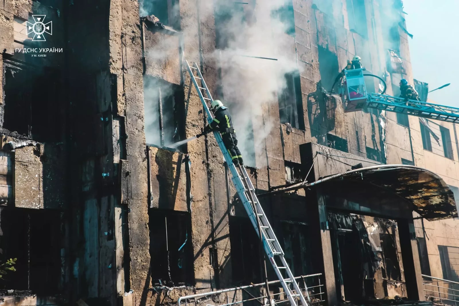 Bombeiros combatem incêndio em prédio de Kiev após bombardeio russo (foto de outubro de 2022).