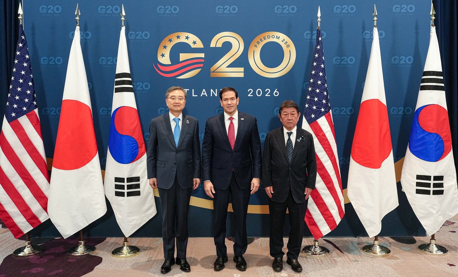 Marco Rubio posa ao lado dos chanceleres do Japão e da Coreia do Sul em encontro de chanceleres do G20 em Atlanta