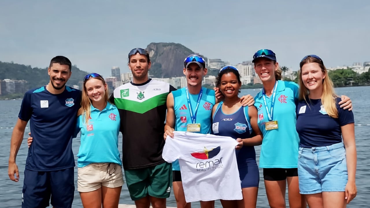 Remadores do projeto Remar para o Futuro posam com medalhas e uma camiseta do projeto após o pódio no Brasileiro de Remo.