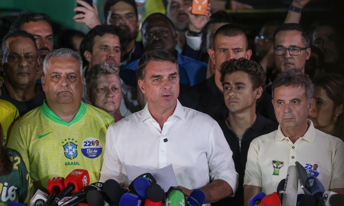 Flávio Bolsonaro em declaração à imprensa em evento público (data não informada na miniatura).