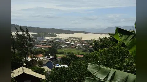 Baleia-franca-austral nadando em águas do litoral sul do Brasil. Foto: Valter Castanho / Wikimedia Commons