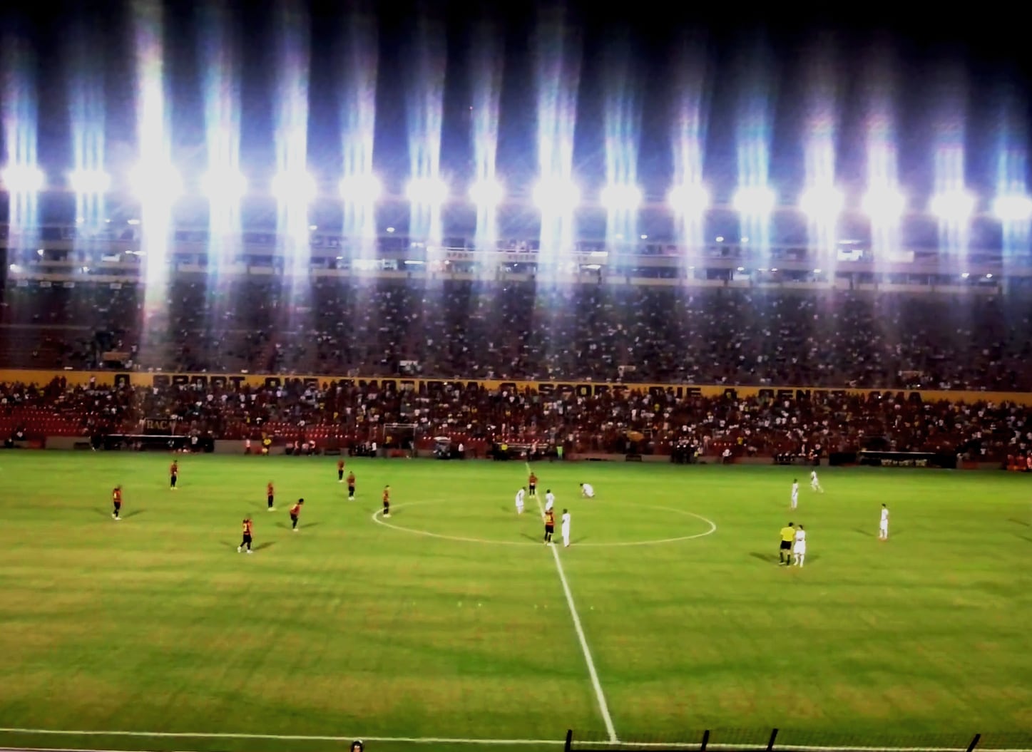 Estádio Ilha do Retiro, em Recife, durante partida noturna.