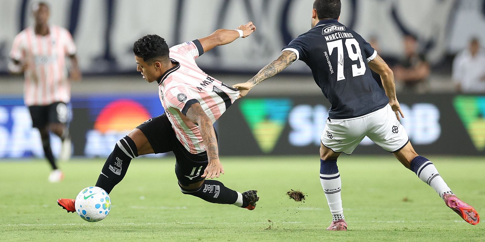 Lance de jogo entre Remo e Botafogo pelo Brasileirão, em que o Remo venceu por 2 a 1 no Mangueirão.