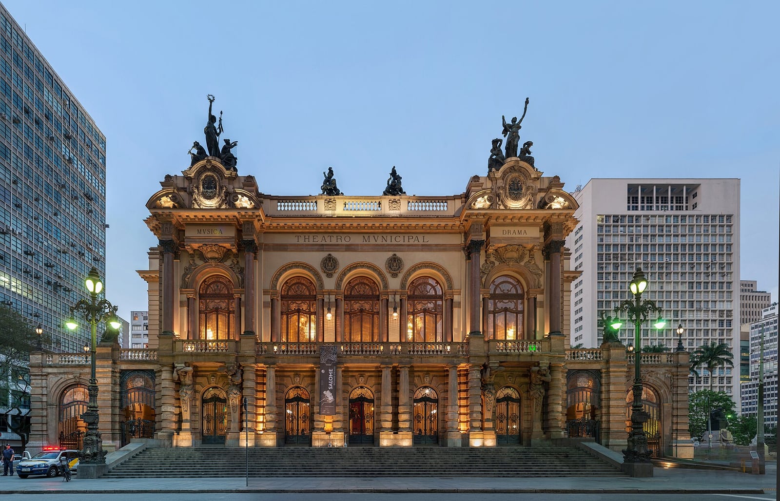 Fachada do Theatro Municipal de São Paulo, iluminada ao anoitecer.