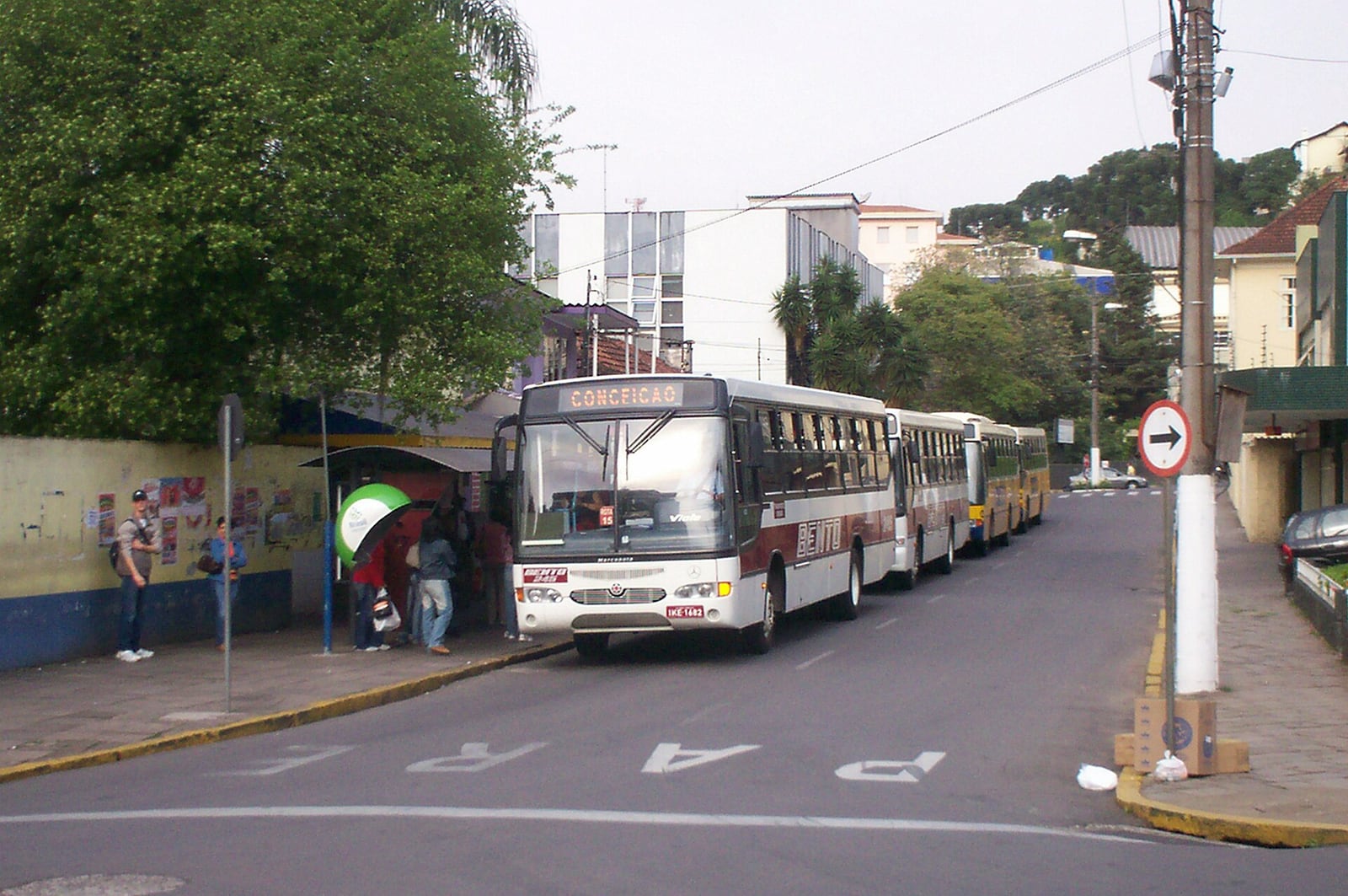 Ônibus urbanos da Bento Transportes circulam em Bento Gonçalves.