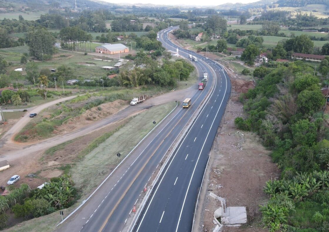 Trecho da BR-386, com pista duplicada e acesso provisório ao lado.