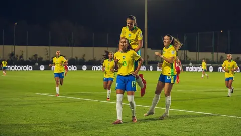 Jogadoras da seleção brasileira comemoram durante o Mundial Sub-17 feminino, competição em que o Brasil venceu a Polônia nos