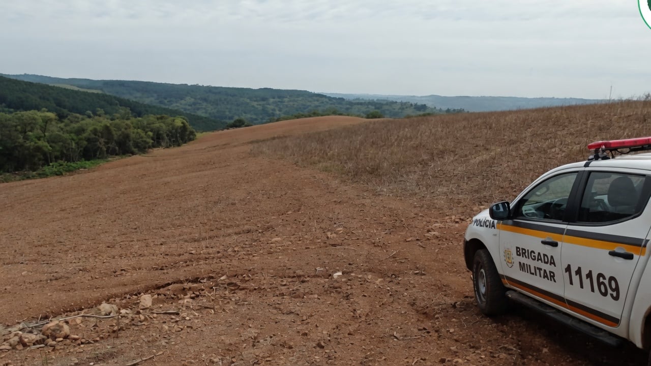 Viatura da Brigada Militar em área rural, onde a fiscalização identificou supressão de vegetação nativa.