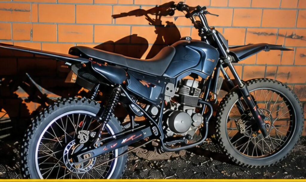 Motocicleta de cor escura apreendida pela Brigada Militar em ações de fim de semana.