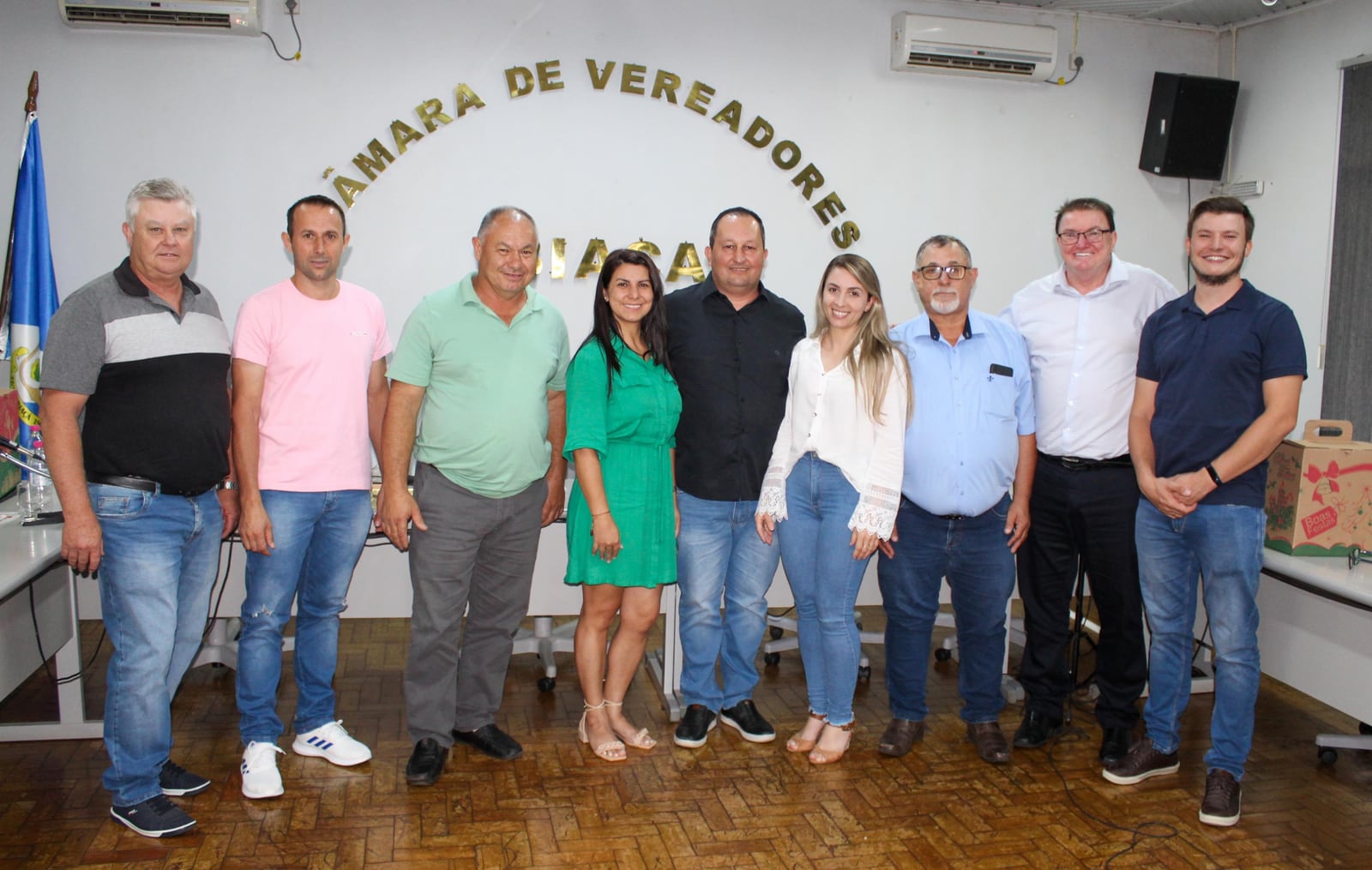Grupo de pessoas posa na sede da Câmara de Vereadores de Ibiaçá.