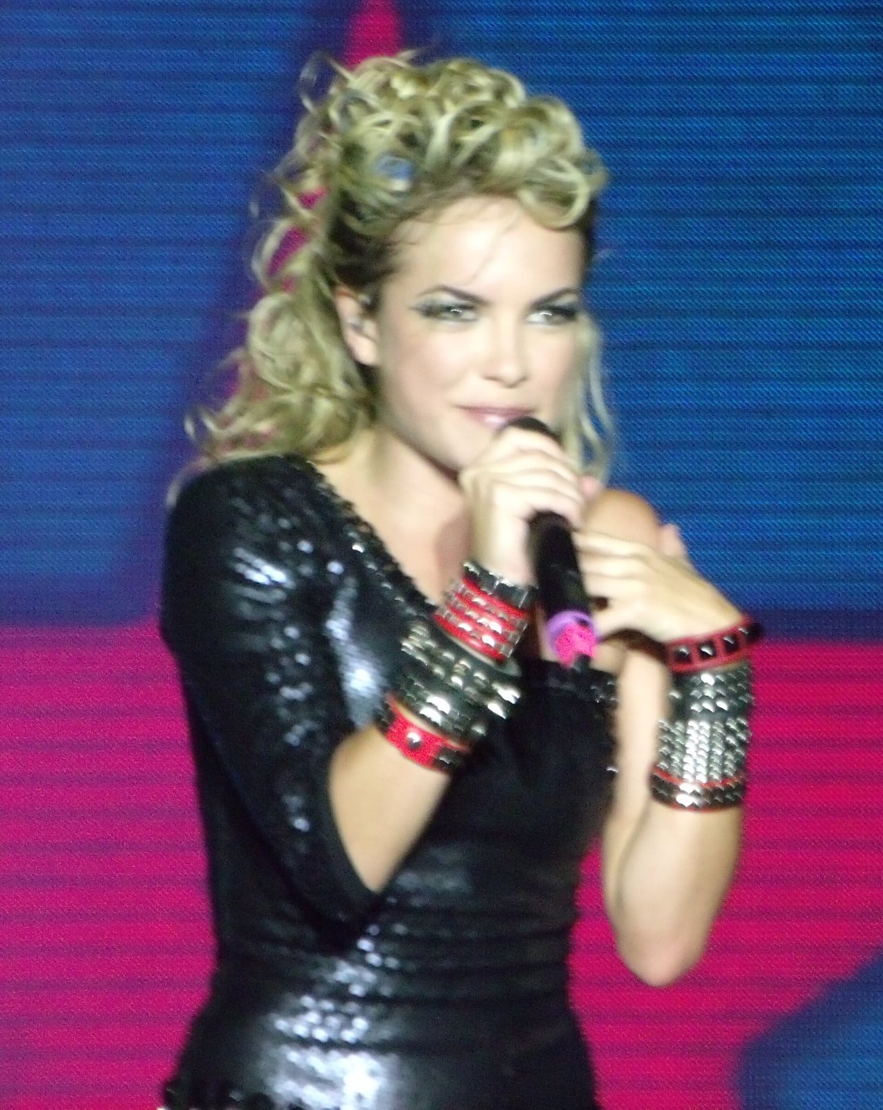 Lua Blanco em apresentação musical.