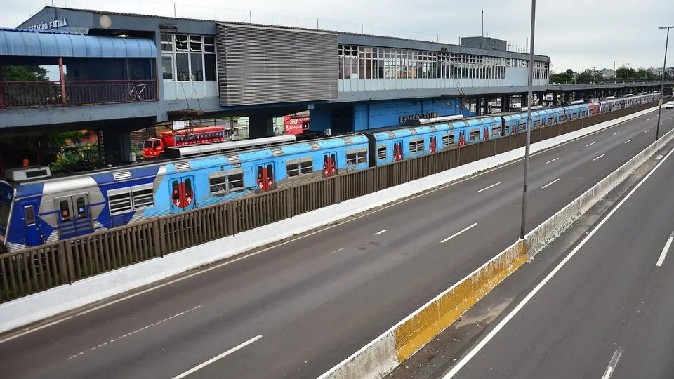 Trem da Trensurb acoplado na Estação Fátima, em Canoas. Arquivo Trensurb (2015).