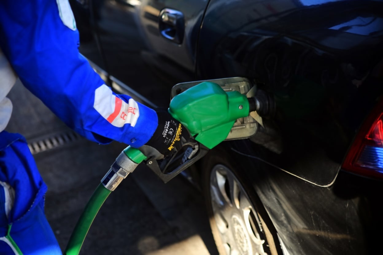 Abastecimento em posto de combustível. Chile acumula sequência de altas nos preços dos combustíveis.