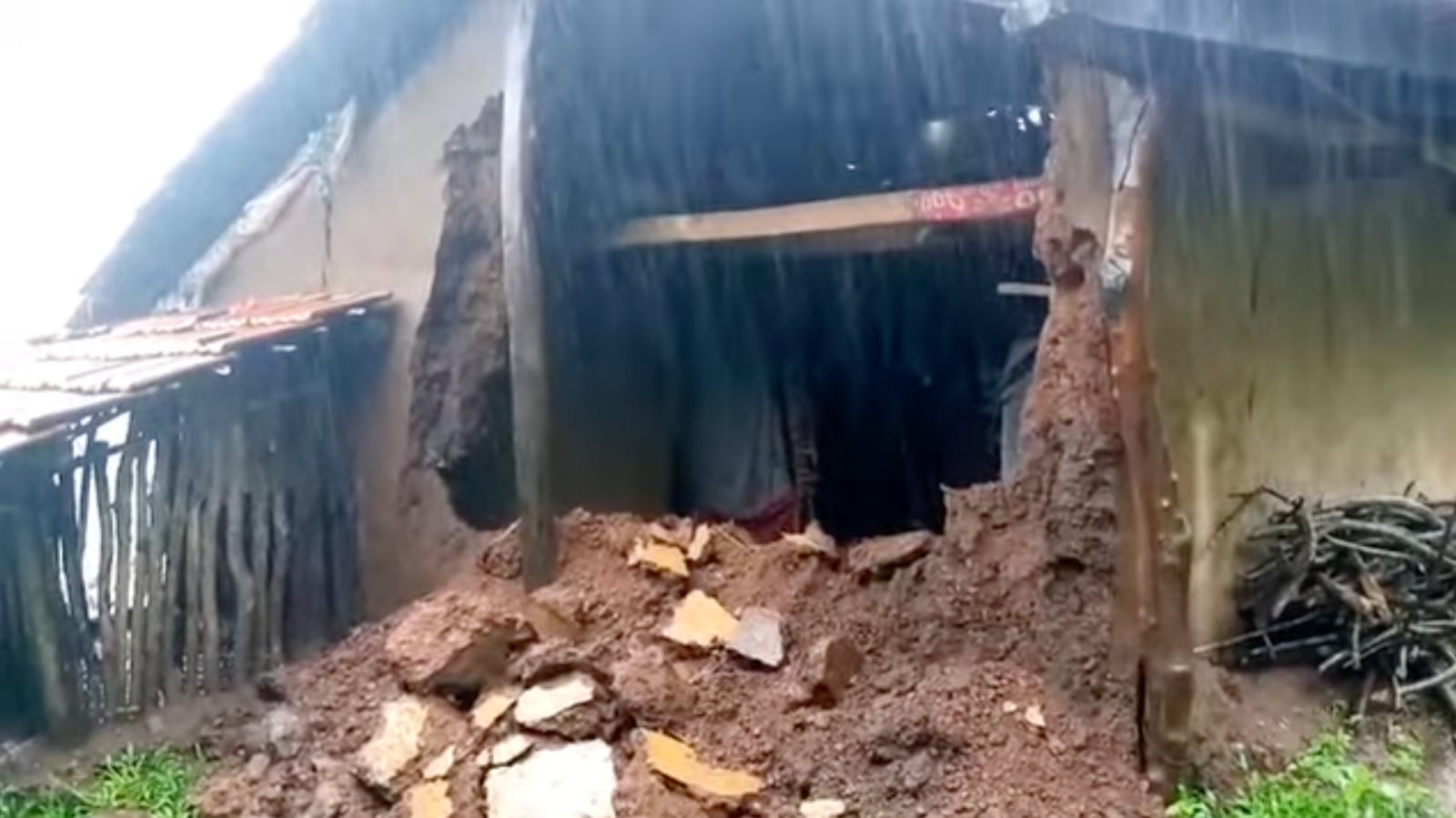 Casa danificada por chuva e lama após ciclone na Índia (foto de arquivo, ciclone Montha, 2025).
