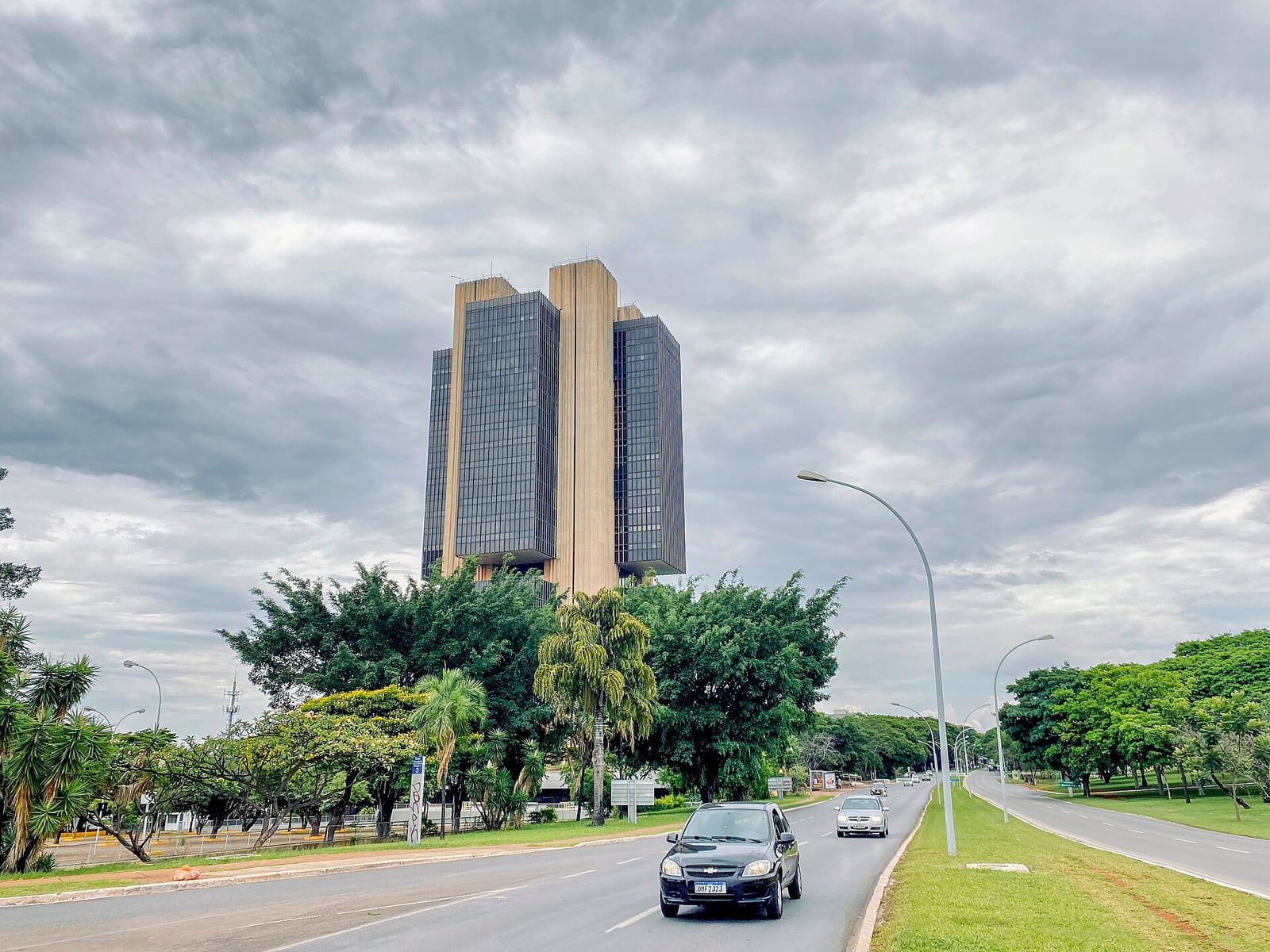 Fachada do prédio do Banco Central em Brasília, com a estrutura de concreto e vidro sob céu claro