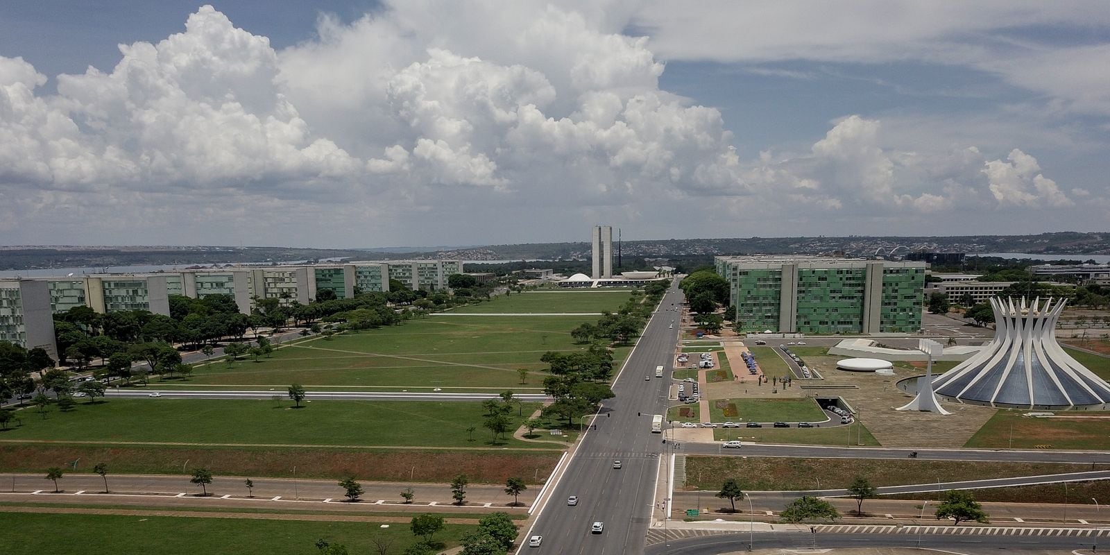 Vista aérea da Esplanada dos Ministérios, em Brasília, com os prédios ministeriais e, ao fundo, o Congresso Nacional.