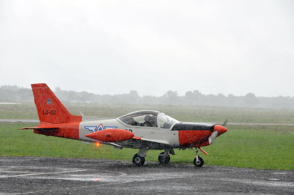 Avião de treinamento SF-260 da Força Aérea das Filipinas, modelo da frota que ficou em solo após a colisão.
