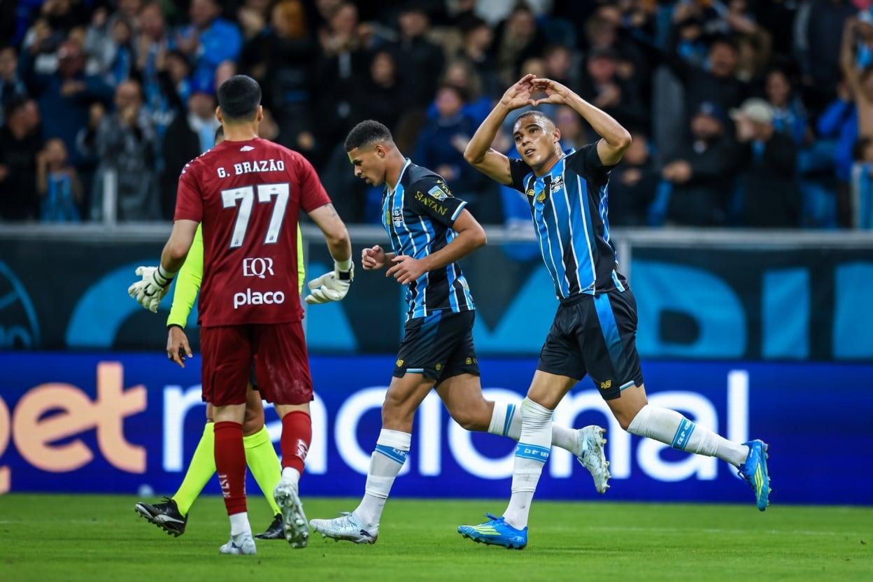 Grêmio comemora gol na Arena diante da torcida pelo Brasileirão.