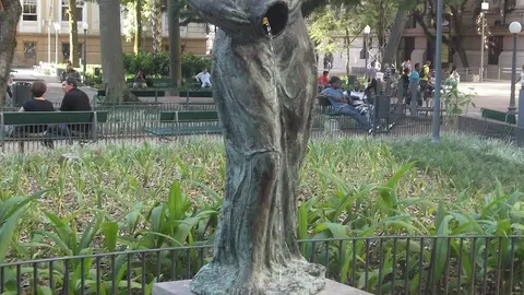 Estátua A Samaritana na Praça da Alfândega, em Porto Alegre, sede tradicional da Feira do Livro. (Foto de arquivo)
