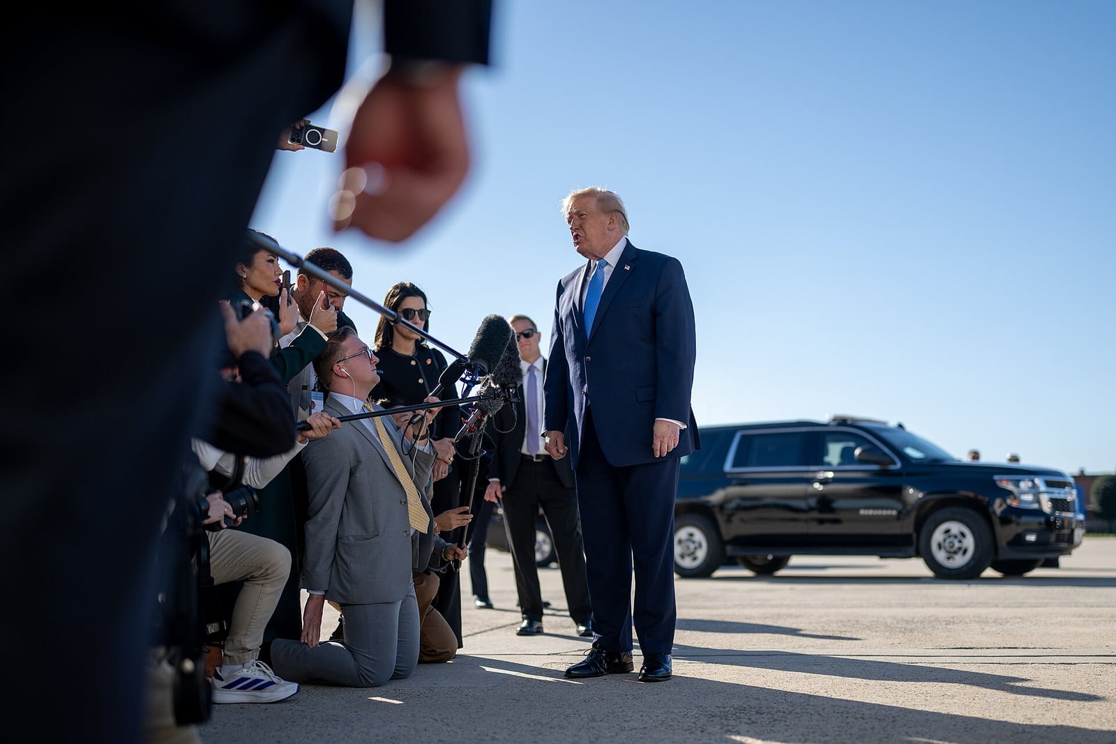 Donald Trump fala com jornalistas em aeroporto. Foto: Casa Branca (arquivo).