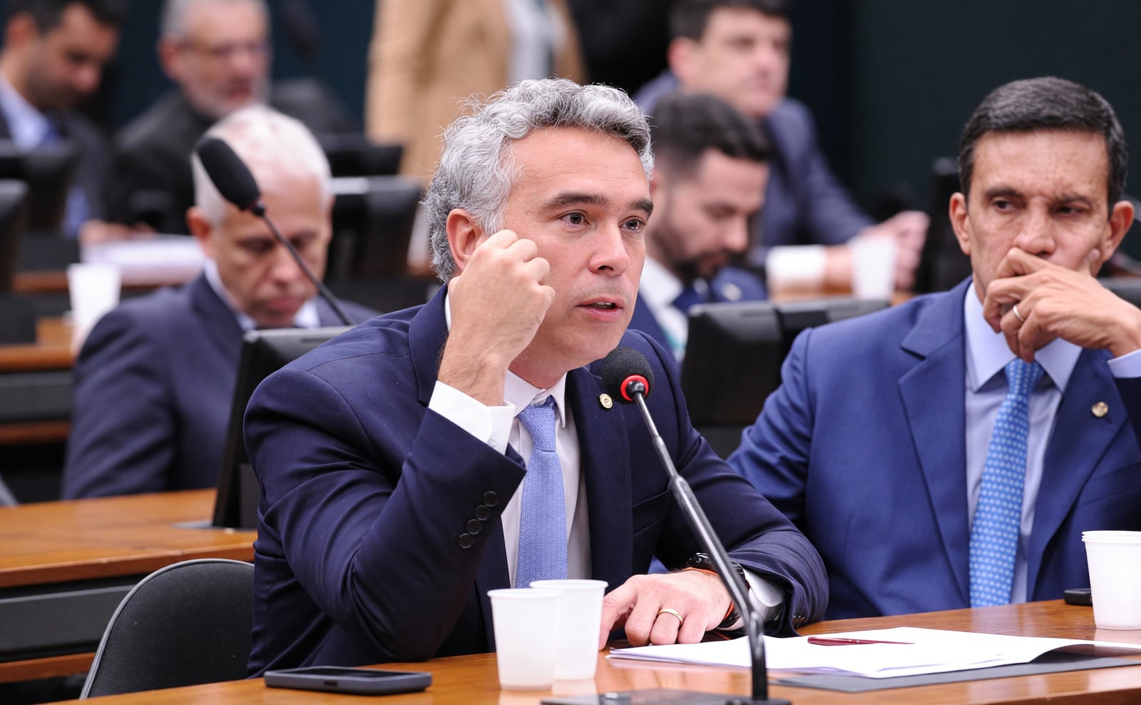 Comissão da Câmara dos Deputados analisa projeto que garante a continuidade dos estudos de vítimas de violência.