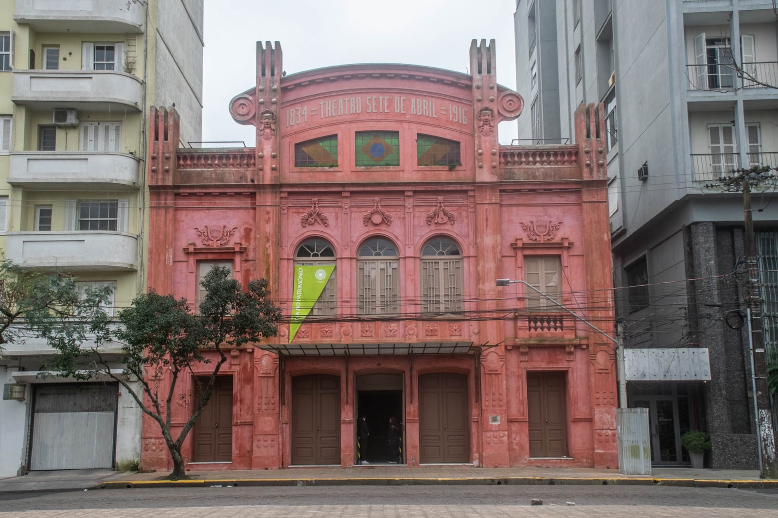 Fachada do Theatro Sete de Abril, em Pelotas.