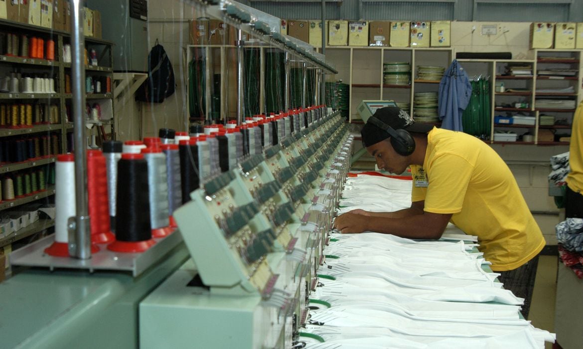 Indústria: a confiança do empresário gaúcho subiu 3,1 pontos em outubro, a 45,5, segundo o Icei-RS.