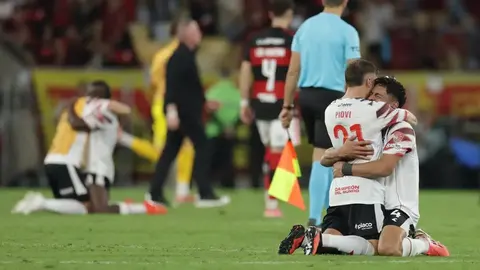 Jogadores do Estudiantes comemoram a classificação à final da Libertadores após vencer o Flamengo.