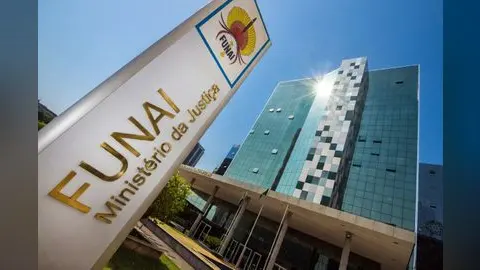 Fachada da sede da Funai, com placa do órgão vinculado ao Ministério da Justiça.