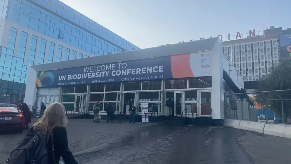 Entrada do Meridian Expo Centre, em Yerevan, sede da COP17 da ONU sobre biodiversidade.