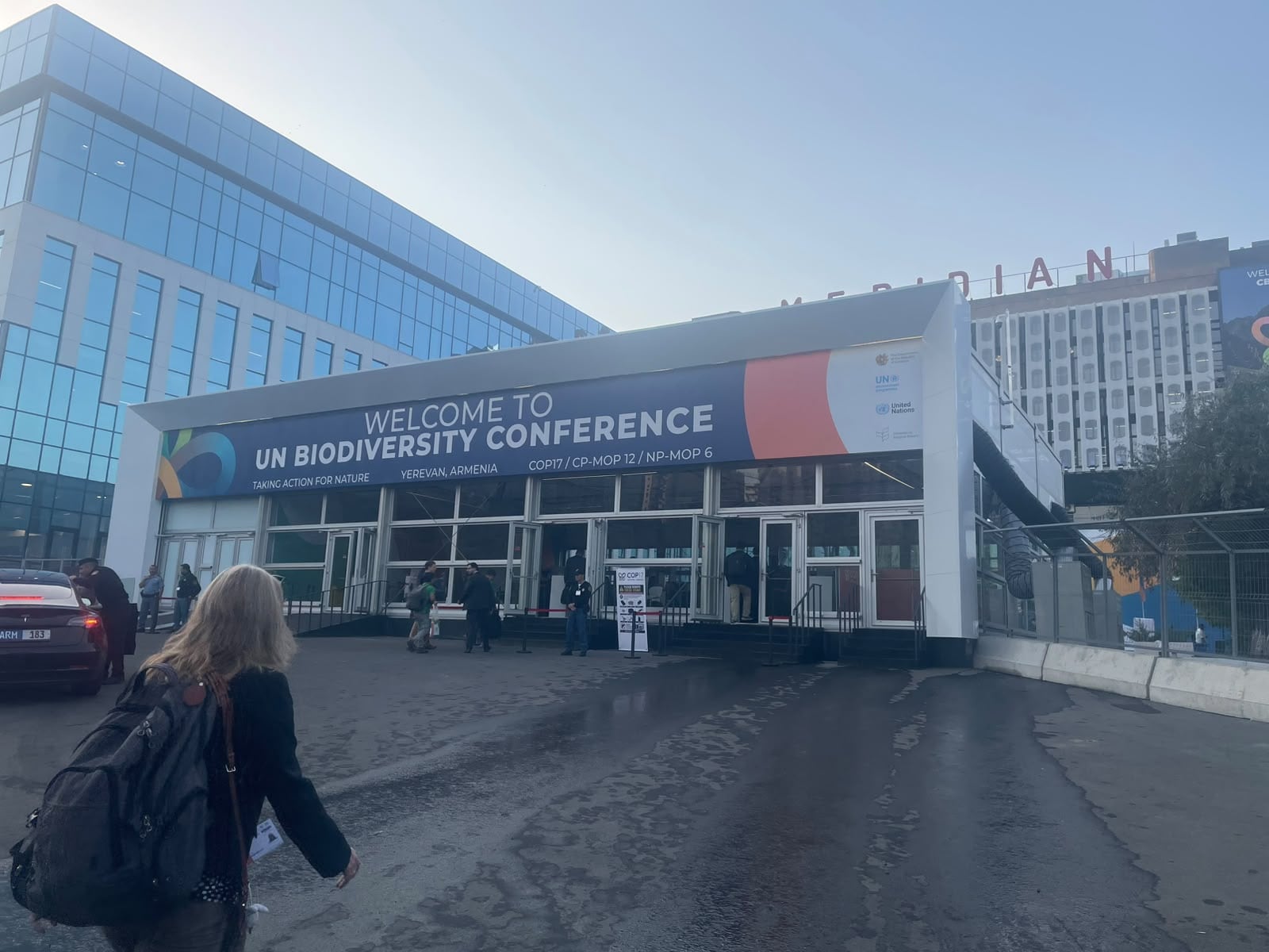Entrada do Meridian Expo Centre, em Yerevan, sede da COP17 da ONU sobre biodiversidade.