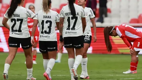 Jogadoras do Corinthians em campo durante a partida contra o Santa Fe, vencida pelo time brasileiro por 2 a 1.