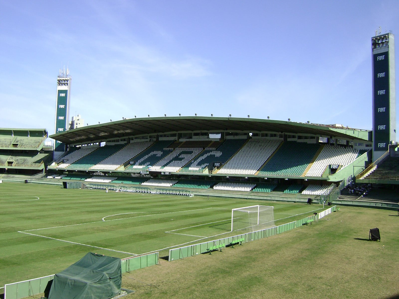 Vista do Estádio Major Antônio Couto Pereira, em Curitiba, com arquibancadas e gramado vazios.