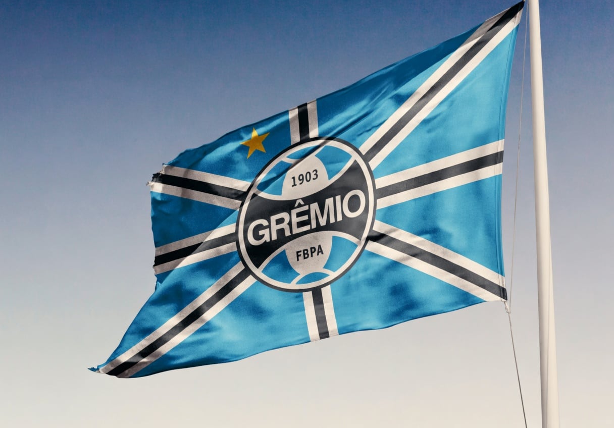 Bandeira do Grêmio tremulando em mastro.