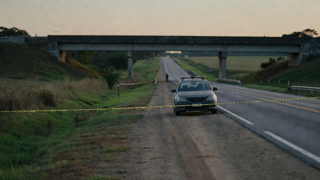 Ilustração do Bairrista sobre: wide view of a quiet rural highway shoulder in southern Brazil at dusk, a concrete bridge in the background, a police car with its lights of