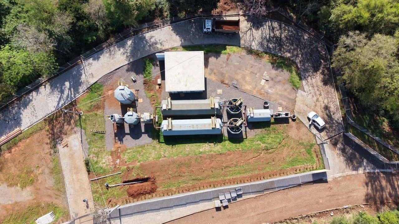 Vista aérea da Estação de Tratamento de Esgoto de Iraí durante testes operacionais.