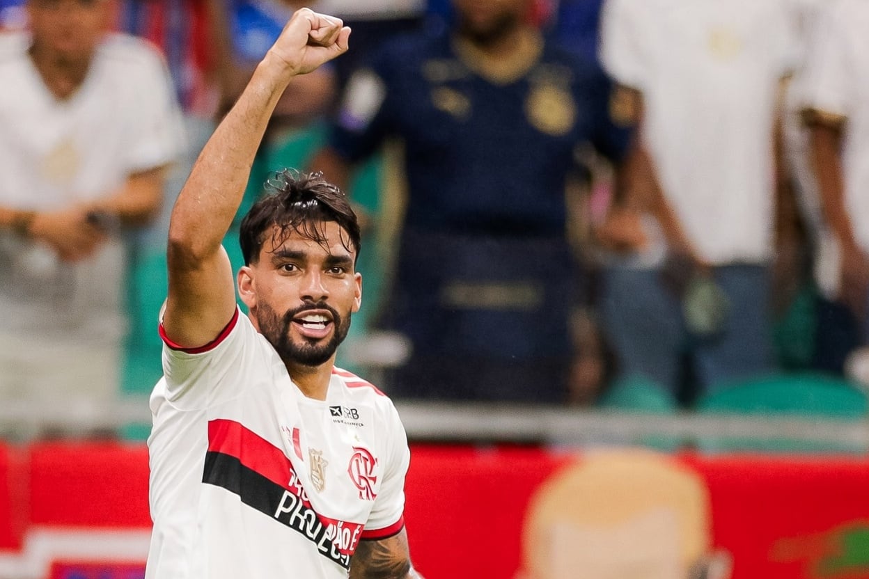 Jogador do Flamengo comemora durante partida da Libertadores, na disputa da vaga na final contra o Palmeiras.