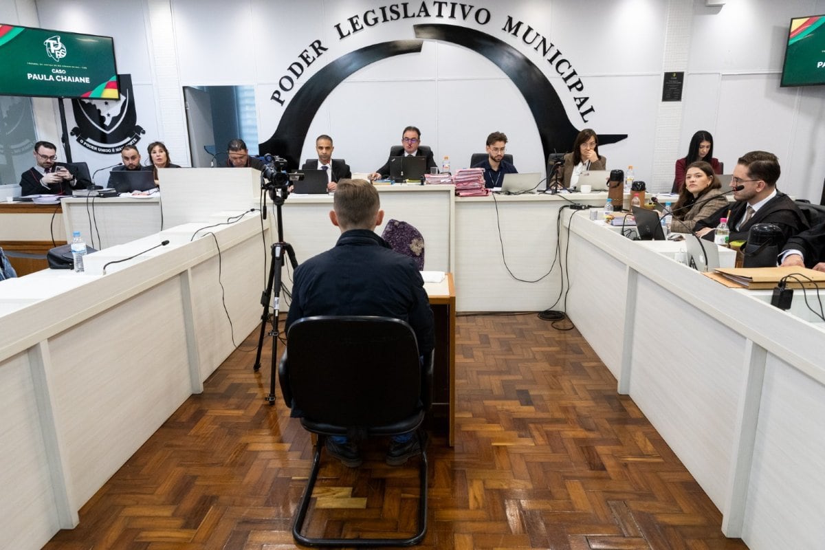 Plenário do júri do caso Paula Perin Portes, em Soledade, durante o julgamento; um homem aparece sentado de costas, de frente para a mesa dos magistrados.